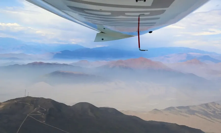 La cordillère des Andes dans la brume, vue depuis le cockpit