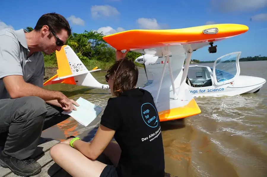 L'équipage prépare un vol à côté du Super Pétrel amphibie