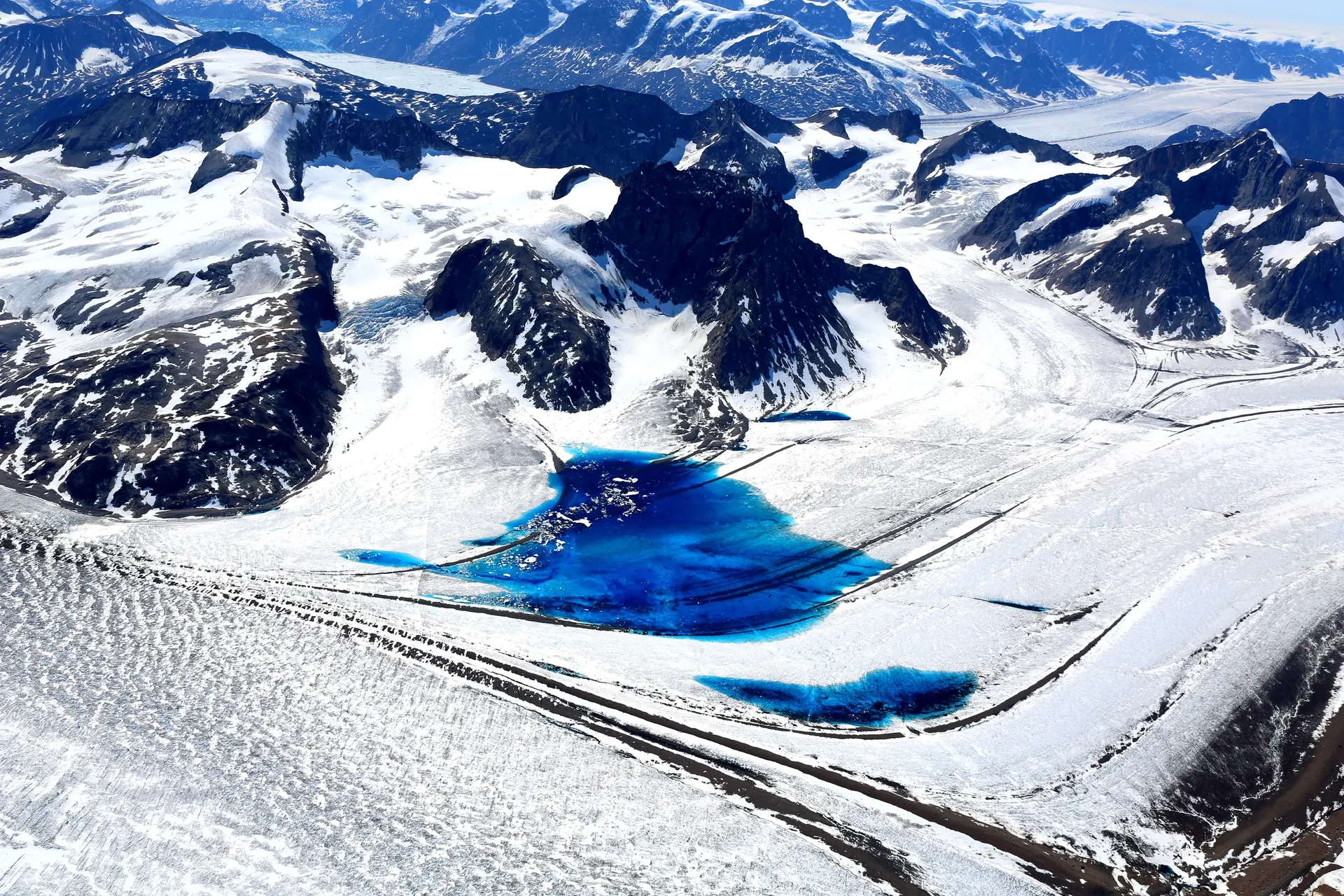 Glaciers et lacs de fonte bleus au Groenland