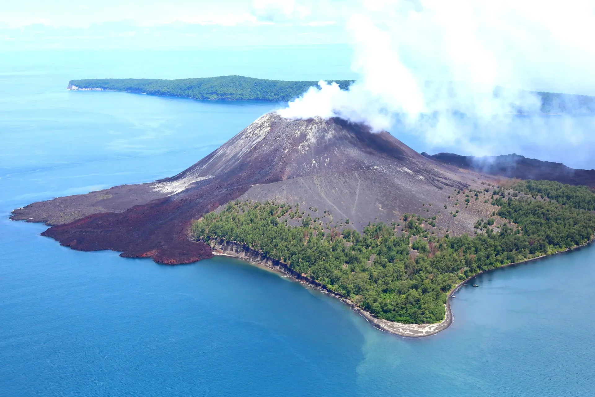 Le volcan Anak Krakatau fume au-dessus de la mer
