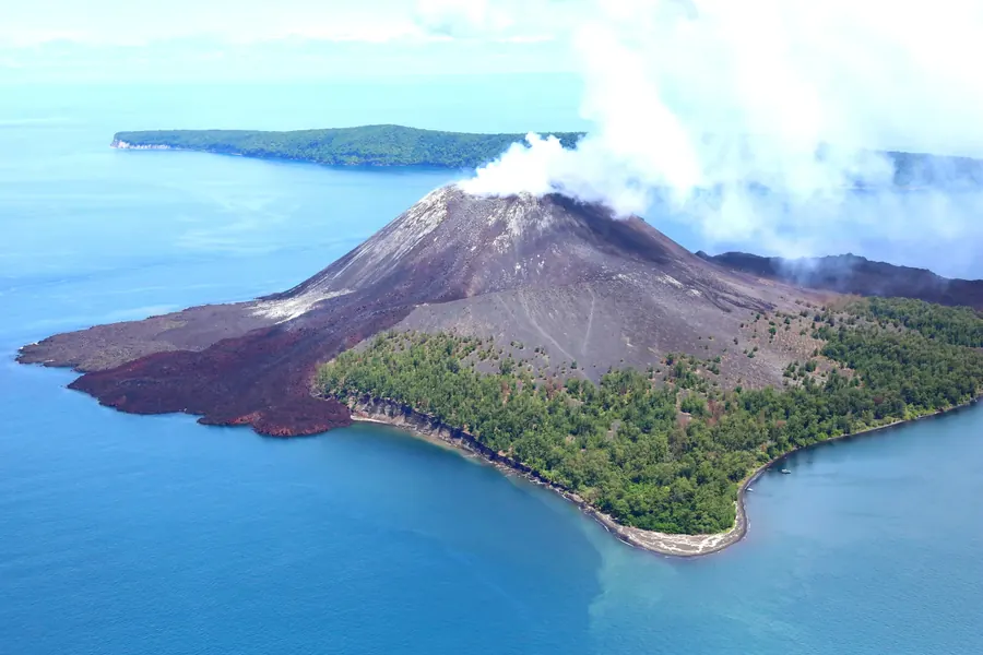 Le volcan Anak Krakatau en activité