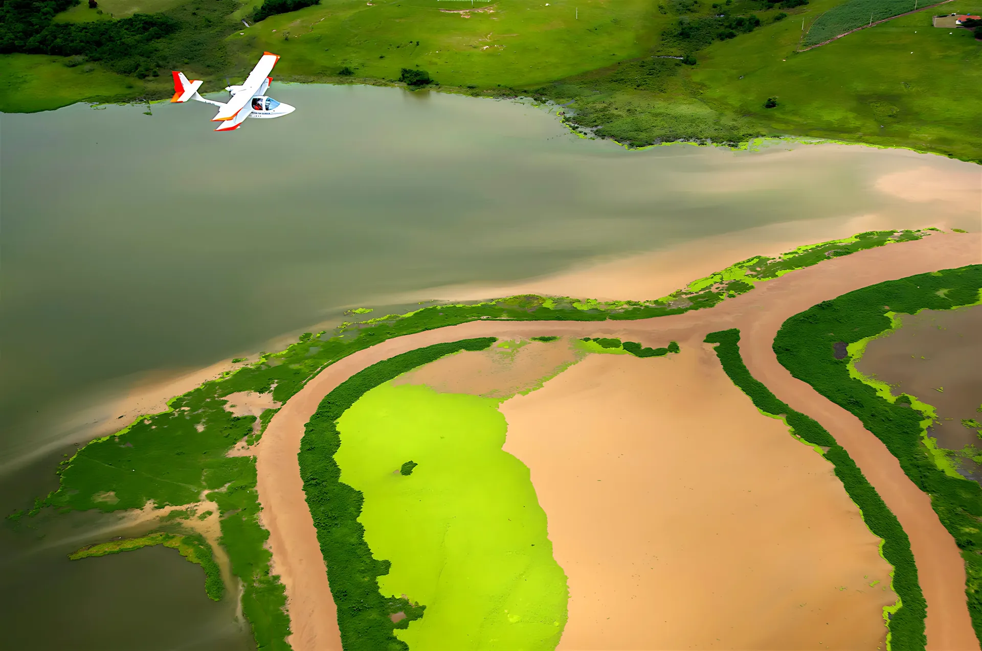 L'ULM survole les méandres verts du fleuve Paraná