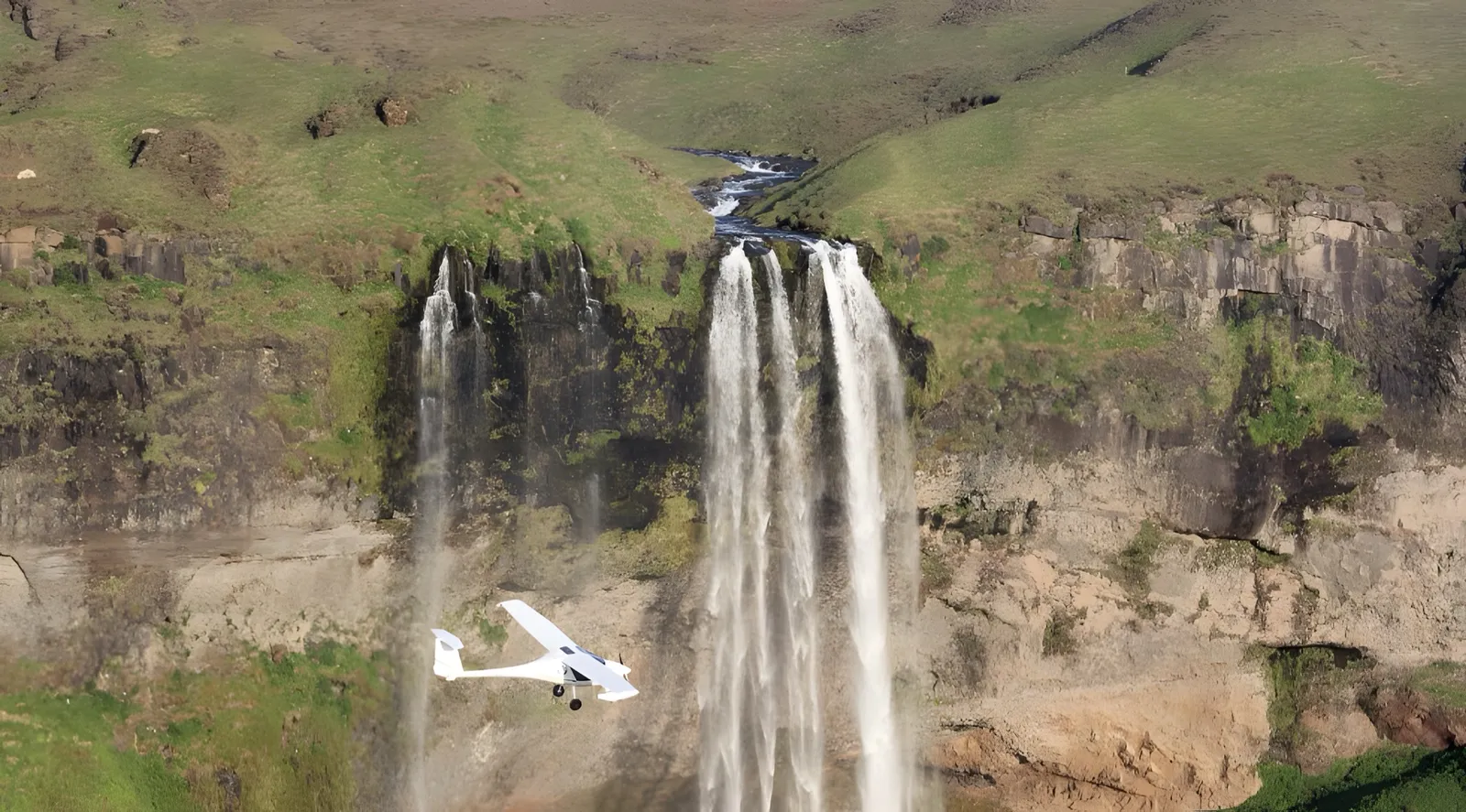 Pipistrel Virus devant Seljalandsfoss, Islande
