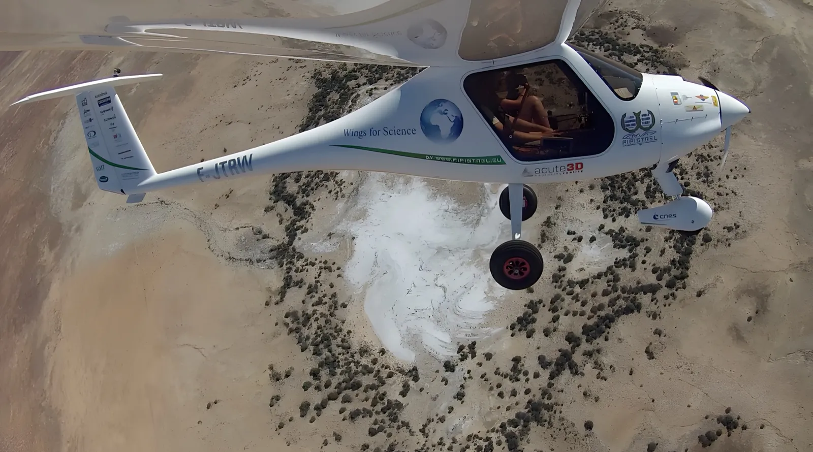 Pipistrel Virus survolant le cratère Toondina, Australie