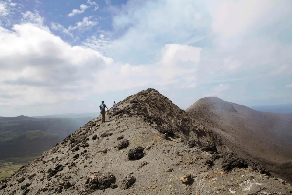 Traversée de la crête du Yasur