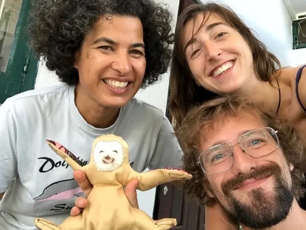 Mascotte paresseux en peluche