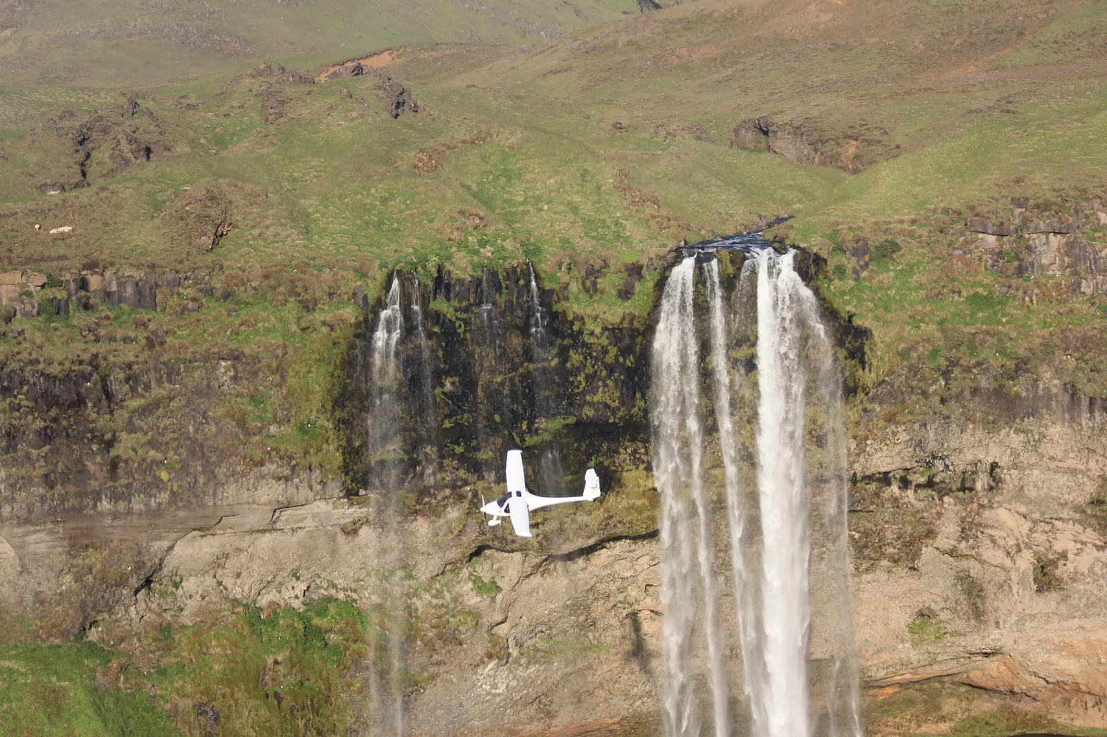Pipistrel Virus devant la cascade Seljalandsfoss, Islande