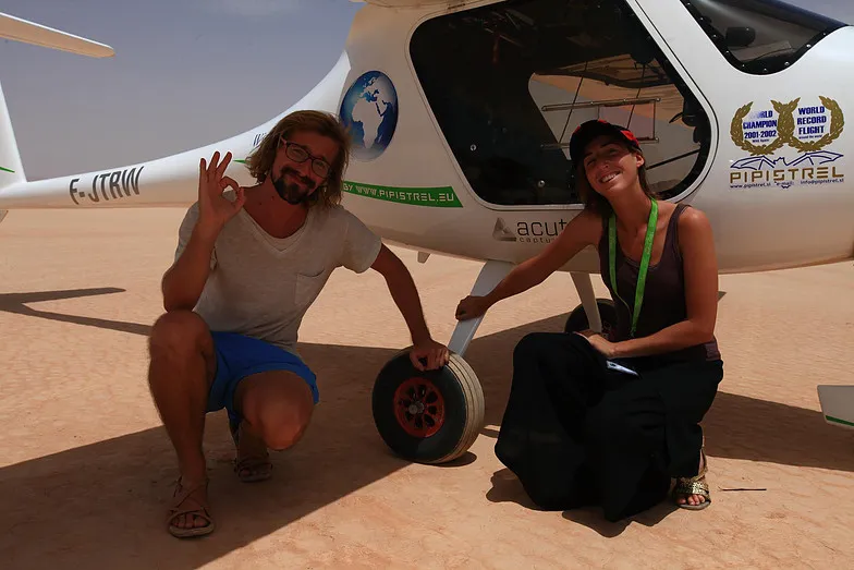 Adrien et Clémentine devant le Pipistrel Virus