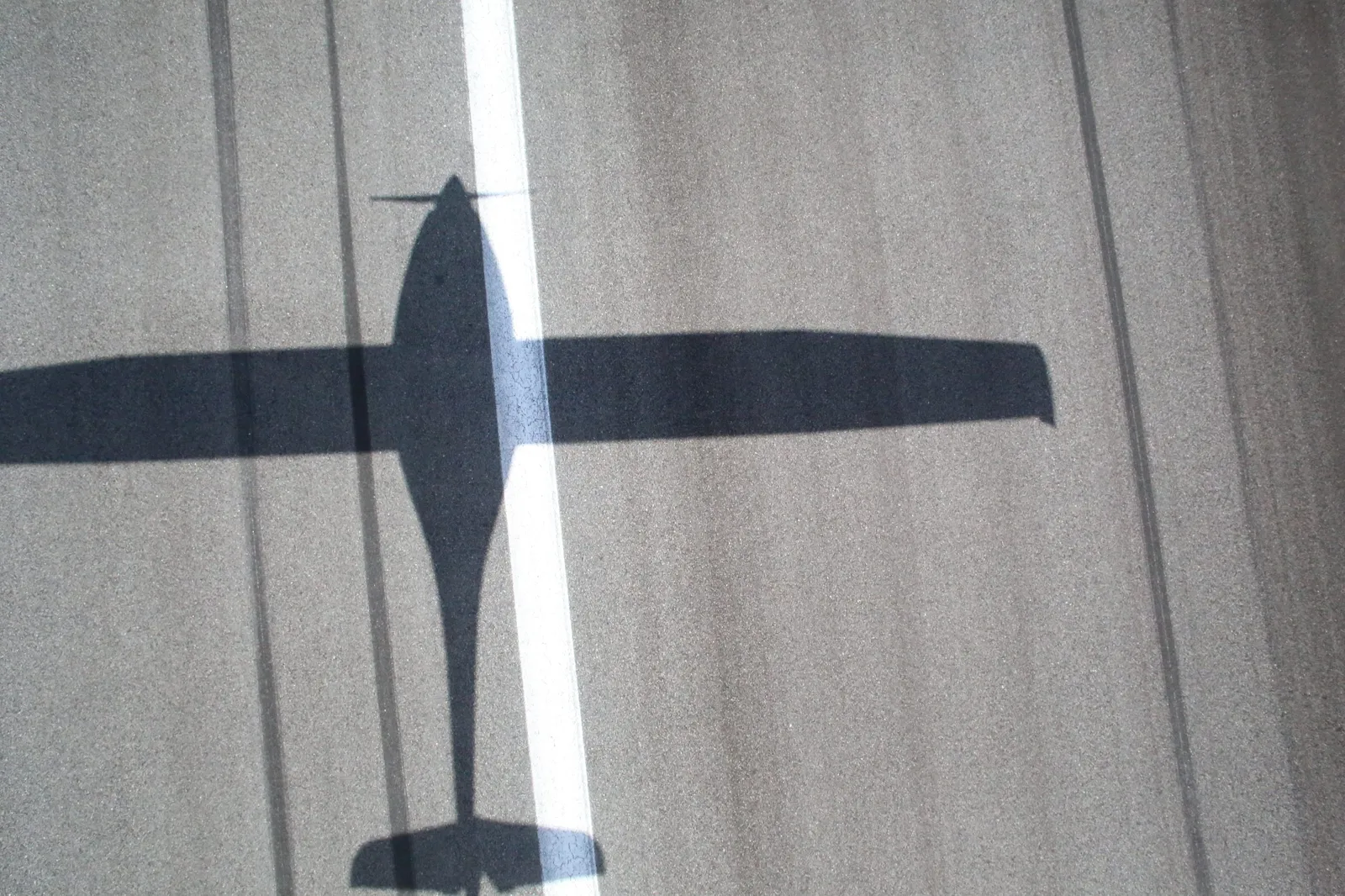 Ombre du Pipistrel Virus sur une piste