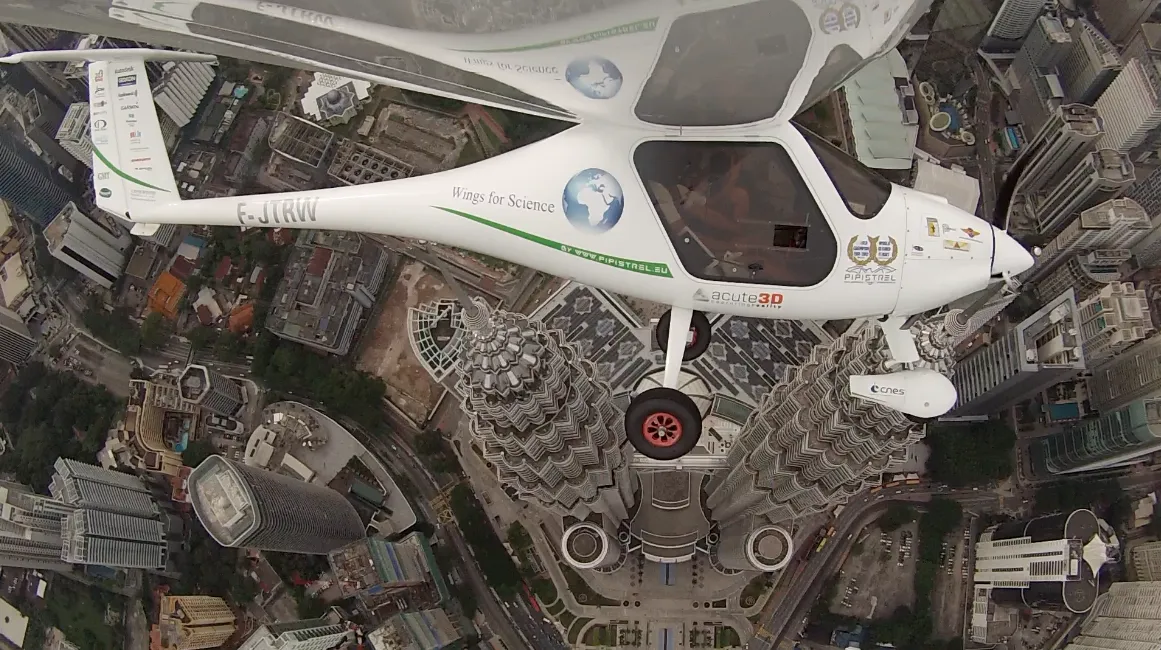 Pipistrel Virus survolant Kuala Lumpur