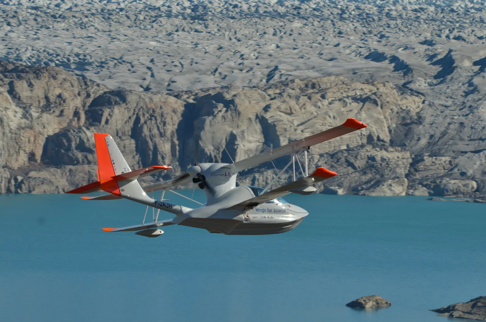 Super Petrel LS en vol au-dessus d'un lac de Patagonie
